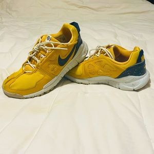 NIKE FREE TERRA VISTA - SANDED GOLD & MIDNIGHT NAVY - MENS 10.5 US